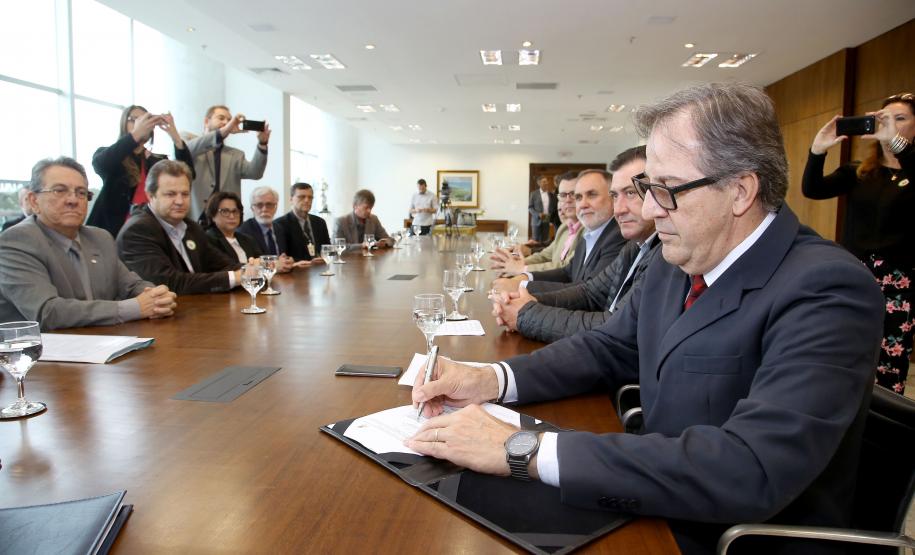 O governador Beto Richa assinou nesta quarta-feira, 08, termo de cooperação técnica para realização do Programa de Residência Técnica Ambiental entre as secretarias, do Meio Ambiente e Recursos Hídricos e da Ciência, Tecnologia e Ensino Superior. Participaram: os secretários; do Meio Ambiente, Antônio Carlos Bonetti e do Ensino Superior, João Carlos Gomes, entre outros. Curitiba, 08-11-17 Foto:Jaelson Lucas / ANPr.