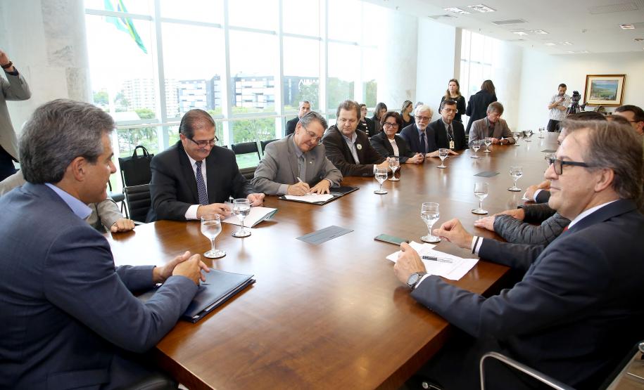 O governador Beto Richa assinou nesta quarta-feira, 08, termo de cooperação técnica para realização do Programa de Residência Técnica Ambiental entre as secretarias, do Meio Ambiente e Recursos Hídricos e da Ciência, Tecnologia e Ensino Superior. Participaram: os secretários; do Meio Ambiente, Antônio Carlos Bonetti e do Ensino Superior, João Carlos Gomes, entre outros. Curitiba, 08-11-17 Foto:Jaelson Lucas / ANPr.
