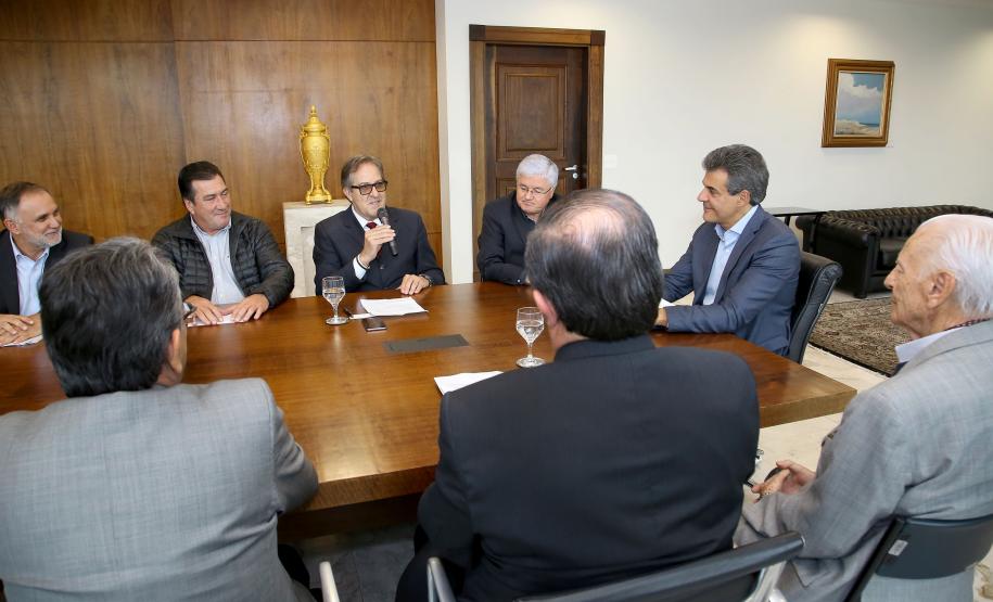 O governador Beto Richa assinou nesta quarta-feira, 08, termo de cooperação técnica para realização do Programa de Residência Técnica Ambiental entre as secretarias, do Meio Ambiente e Recursos Hídricos e da Ciência, Tecnologia e Ensino Superior. Participaram: os secretários; do Meio Ambiente, Antônio Carlos Bonetti e do Ensino Superior, João Carlos Gomes, entre outros. Curitiba, 08-11-17 Foto:Jaelson Lucas / ANPr.