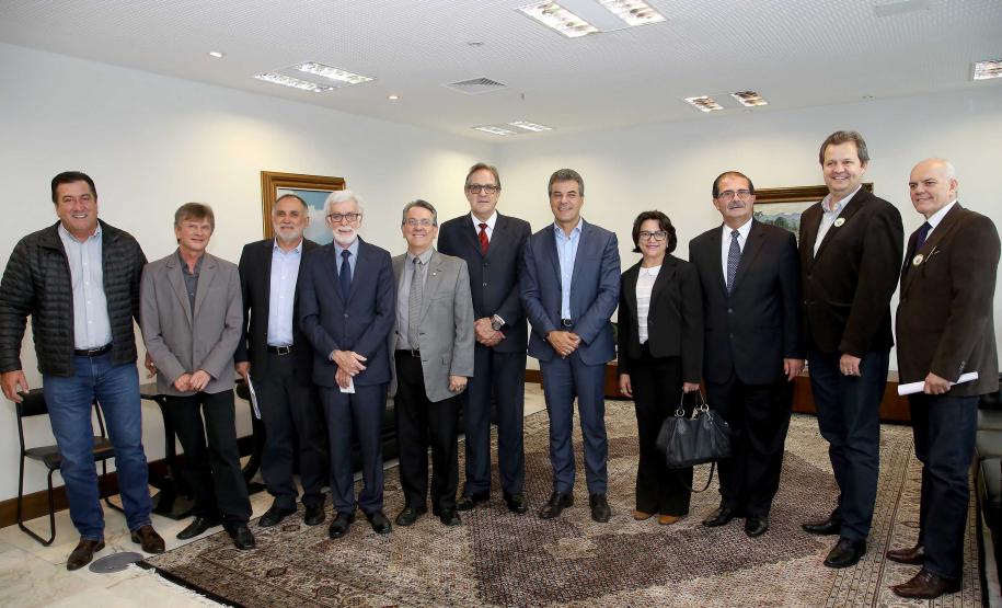 O governador Beto Richa assinou nesta quarta-feira, 08, termo de cooperação técnica para realização do Programa de Residência Técnica Ambiental entre as secretarias, do Meio Ambiente e Recursos Hídricos e da Ciência, Tecnologia e Ensino Superior. Participaram: os secretários; do Meio Ambiente, Antônio Carlos Bonetti e do Ensino Superior, João Carlos Gomes, entre outros. Curitiba, 08-11-17 Foto:Jaelson Lucas / ANPr.