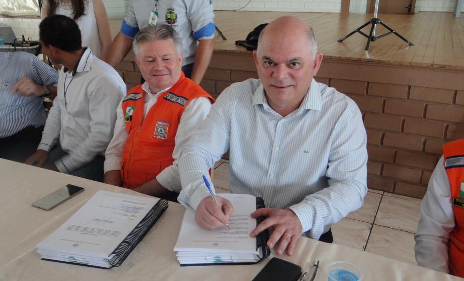 A Secretaria de Estado do Meio Ambiente e Recursos Hídricos e o Instituto de Terras, Cartografia e Geologia do Paraná (ITCG) entregaram nesta sexta-feira (10) o mapeamento de áreas de risco de Marmeleiro, região sudoeste do Estado