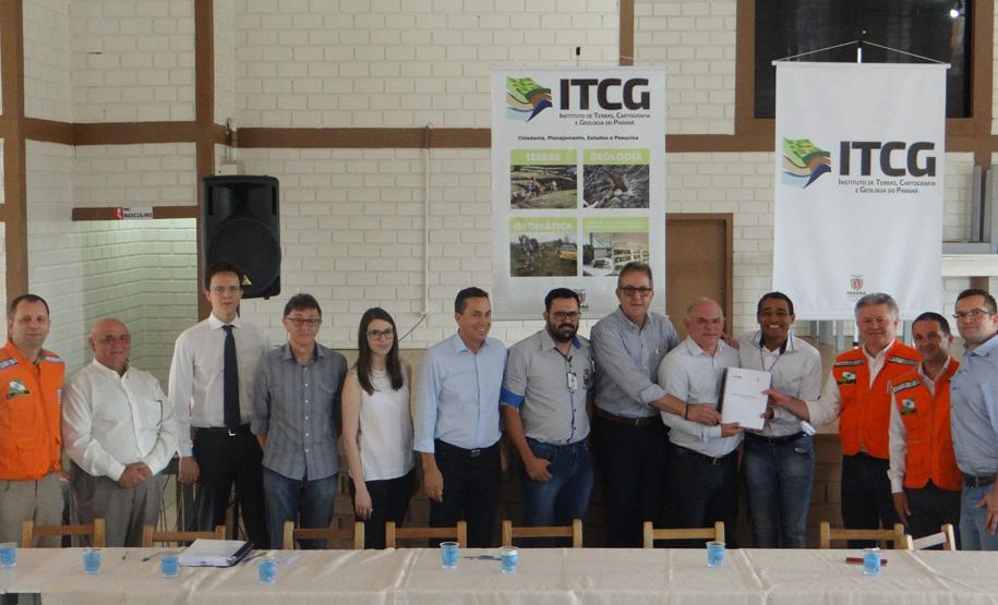 A Secretaria de Estado do Meio Ambiente e Recursos Hídricos e o Instituto de Terras, Cartografia e Geologia do Paraná (ITCG) entregaram nesta sexta-feira (10) o mapeamento de áreas de risco de Marmeleiro, região sudoeste do Estado