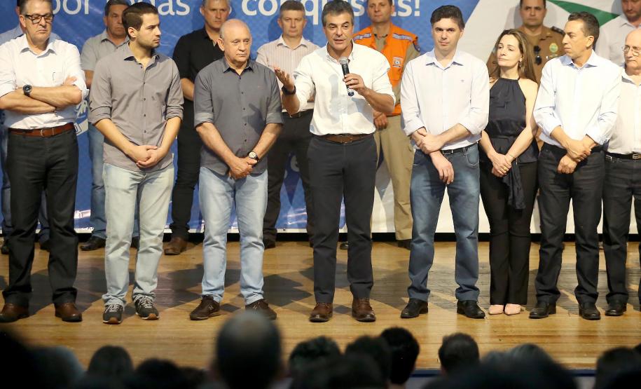 O governador Beto Richa autorizou nesta quinta-feira (16), em Francisco Beltrão, no Sudoeste, repasse de R$ 46,6 milhões para a instalação de um sistema de drenagem no rio Marrecas. Richa também assinou convênio para a construção de dois poços tubulares para o abastecimento de água em áreas rurais do município. O prefeito Cleber Fontana participou da solenidade de assinatura. Francisco Beltrão,16/11/2017 Foto:Jaelson Lucas / ANPr