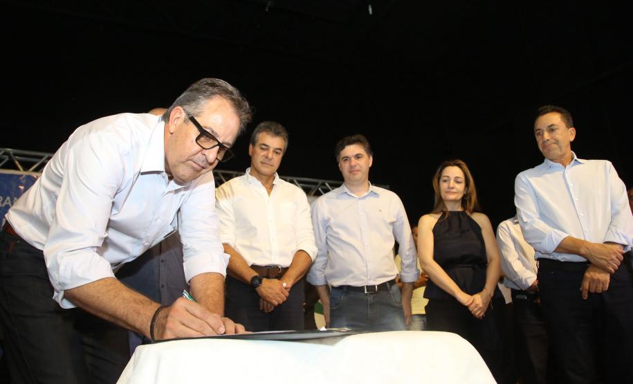 O governador Beto Richa autorizou nesta quinta-feira (16), em Francisco Beltrão, no Sudoeste, repasse de R$ 46,6 milhões para a instalação de um sistema de drenagem no rio Marrecas. Richa também assinou convênio para a construção de dois poços tubulares para o abastecimento de água em áreas rurais do município. O prefeito Cleber Fontana participou da solenidade de assinatura. Francisco Beltrão,16/11/2017 Foto:Jaelson Lucas / ANPr