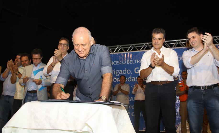 O governador Beto Richa autorizou nesta quinta-feira (16), em Francisco Beltrão, no Sudoeste, repasse de R$ 46,6 milhões para a instalação de um sistema de drenagem no rio Marrecas. Richa também assinou convênio para a construção de dois poços tubulares para o abastecimento de água em áreas rurais do município. O prefeito Cleber Fontana participou da solenidade de assinatura. Francisco Beltrão,16/11/2017 Foto:Jaelson Lucas / ANPr