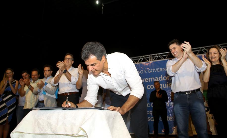 O governador Beto Richa autorizou nesta quinta-feira (16), em Francisco Beltrão, no Sudoeste, repasse de R$ 46,6 milhões para a instalação de um sistema de drenagem no rio Marrecas. Richa também assinou convênio para a construção de dois poços tubulares para o abastecimento de água em áreas rurais do município. O prefeito Cleber Fontana participou da solenidade de assinatura. Francisco Beltrão,16/11/2017 Foto:Jaelson Lucas / ANPr