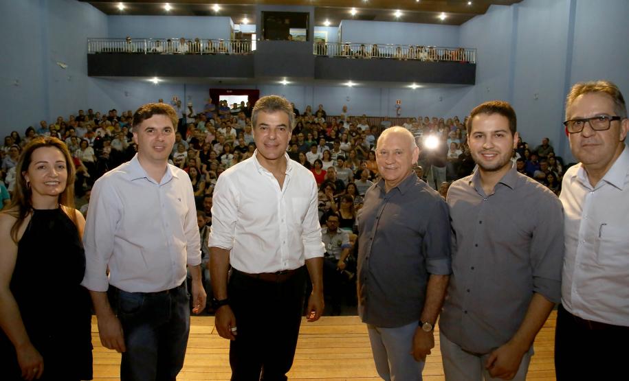 O governador Beto Richa autorizou nesta quinta-feira (16), em Francisco Beltrão, no Sudoeste, repasse de R$ 46,6 milhões para a instalação de um sistema de drenagem no rio Marrecas. Richa também assinou convênio para a construção de dois poços tubulares para o abastecimento de água em áreas rurais do município. O prefeito Cleber Fontana participou da solenidade de assinatura. Francisco Beltrão,16/11/2017 Foto:Jaelson Lucas / ANPr