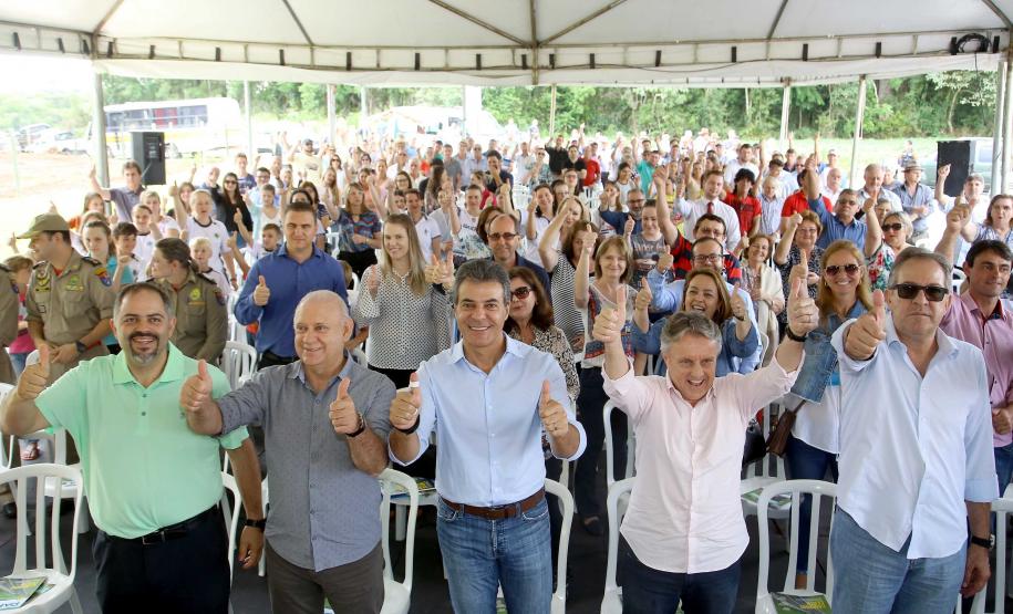 O governador Beto Richa inaugurou nesta sexta-feira (17) as melhorias do Monumento Natural Salto São João, localizado em Prudentópolis, no Centro-Sul do Paraná. A obra recebeu investimento de R$ 2,5 milhões, feito pelo Governo do Estado. O prefeito do município, Adelmo Klosowski; o diretor-presidente do IAP, Tarcísio Mossato; o presidente da Assembleia Legislativa, Ademar Traiano e demais autoridades também participaram da solenidade. Prudentópolis,17/11/2017 Foto:Jaelson Lucas / ANPr