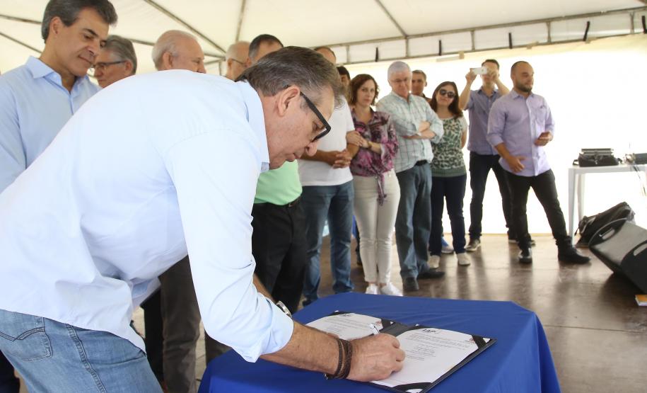 O governador Beto Richa inaugurou nesta sexta-feira (17) as melhorias do Monumento Natural Salto São João, localizado em Prudentópolis, no Centro-Sul do Paraná. A obra recebeu investimento de R$ 2,5 milhões, feito pelo Governo do Estado. O prefeito do município, Adelmo Klosowski; o diretor-presidente do IAP, Tarcísio Mossato; o presidente da Assembleia Legislativa, Ademar Traiano e demais autoridades também participaram da solenidade. Prudentópolis,17/11/2017 Foto:Jaelson Lucas / ANPr