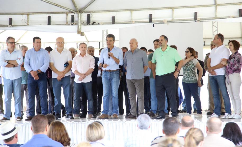 O governador Beto Richa inaugurou nesta sexta-feira (17) as melhorias do Monumento Natural Salto São João, localizado em Prudentópolis, no Centro-Sul do Paraná. A obra recebeu investimento de R$ 2,5 milhões, feito pelo Governo do Estado. O prefeito do município, Adelmo Klosowski; o diretor-presidente do IAP, Tarcísio Mossato; o presidente da Assembleia Legislativa, Ademar Traiano e demais autoridades também participaram da solenidade. Prudentópolis,17/11/2017 Foto:Jaelson Lucas / ANPr