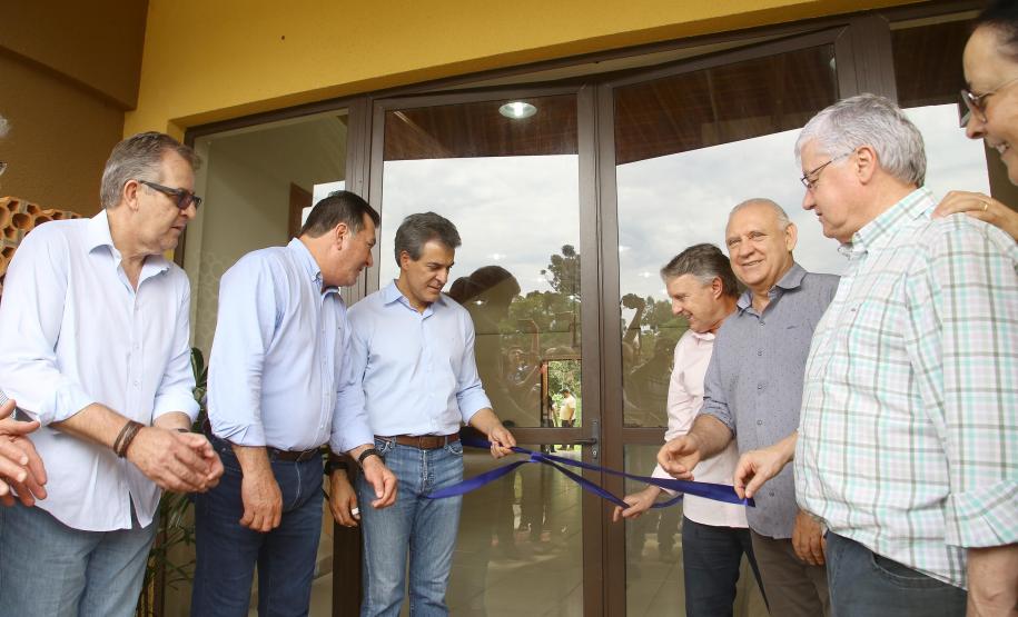 O governador Beto Richa inaugurou nesta sexta-feira (17) as melhorias do Monumento Natural Salto São João, localizado em Prudentópolis, no Centro-Sul do Paraná. A obra recebeu investimento de R$ 2,5 milhões, feito pelo Governo do Estado. O prefeito do município, Adelmo Klosowski; o diretor-presidente do IAP, Tarcísio Mossato; o presidente da Assembleia Legislativa, Ademar Traiano e demais autoridades também participaram da solenidade. Prudentópolis,17/11/2017 Foto:Jaelson Lucas / ANPr