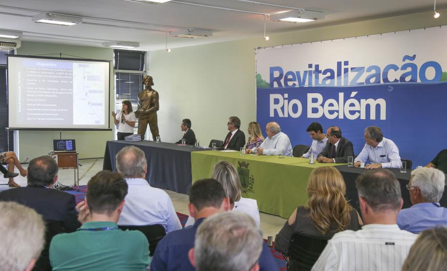 Governadora em exercício Cida Borghetti, prefeito de curitiba, Rafael Greca, pesidente da Sanepar Mounir Chaowiche vice-prefeito de Curitiba, Eduardo Pimentel e secretário do meio ambiente, Antonio Carlos Bonetti, assinam o convênio do plano de revitalização do Rio Belém.Curitiba, 14122017Foto: Orlando Kissner / ANPr