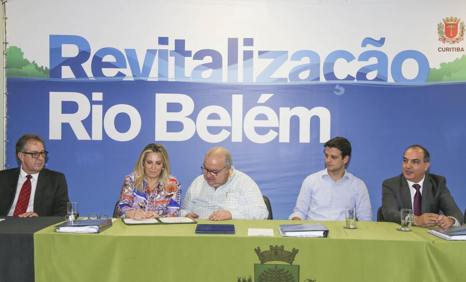 Governadora em exercício Cida Borghetti, prefeito de curitiba, Rafael Greca, pesidente da Sanepar Mounir Chaowiche vice-prefeito de Curitiba, Eduardo Pimentel e secretário do meio ambiente, Antonio Carlos Bonetti, assinam o convênio do plano de revitalização do Rio Belém.Curitiba, 14122017Foto: Orlando Kissner / ANPr