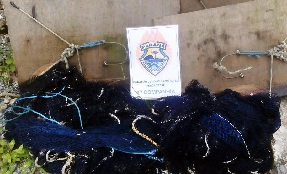 Desde o início do Verão Paraná 2017/2018, a 1ª Companhia de Polícia Ambiental Força Verde (BPAmb-FV), juntamente com o 9º Batalhão de Polícia Militar (9º BPM), está atuando com reforço de equipes em todo o litoral do estado para coibir crimes contra a natureza, principalmente a pesca irregular.Matinhos, 31/12/2017Foto: PMPR
