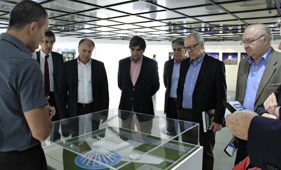 O secretário do Desenvolvimento Urbano João Carlos Ortega e o secretário do Meio Ambiente de Portugal, Carlos Martins, firmaram Memorando de Entendimento visando o fortalecimento de ações para o desenvolvimento sustentável das cidades, em especial no que diz respeito à expertise sobre águas e resíduos.Curitiba, 02/02/2018.Foto: Divulgação SEDU