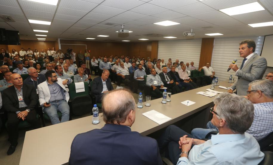 O governador Beto Richa assinou nesta segunda-feira (12), na sede da Federação da Agricultura do Paraná (Faep), em Curitiba, mensagem de lei propondo a instituição de marco regulatório do biogás e biometano no Paraná