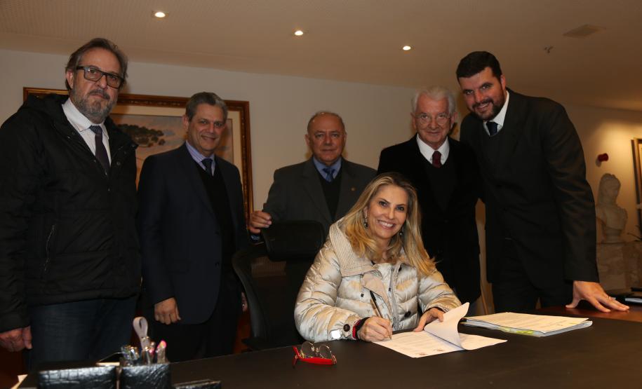 A governadora Cida Borghetti encaminhou para a Assembleia Legislativa Projeto de Lei que visa a isenção do Imposto sobre Circulação de Mercadorias e Serviços (ICMS) incidente sobre o fornecimento de energia elétrica produzida por mini e microgeração. O documento foi assinado na tarde desta terça-feira (5), no Palácio Iguaçu, em Curitiba.Curitiba, 05/06/2018.Foto: Orlando Kissner/ANPr