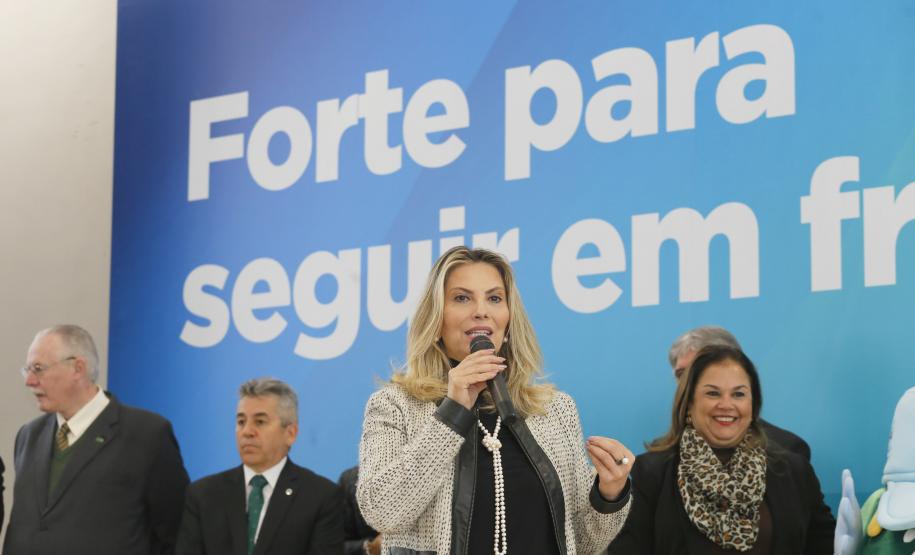 A governadora Cida Borghetti, assina convênios na área da saúde, com vários prefeitos. Presentes: secretário da Saúde, Antonio Carlos Nardi, de Meio Ambiênte, Antonio Carlos Bonetti, presidente do BRDE, Orlando Pessuti, os deputados, Pedro Lupion, Maria Victória, André Bueno, Artagão Junior, Douglas Fabrício, Élio Rusch, Nelson Justus, entre outros.Curitiba, 06-06-18.Foto: Arnaldo Alves / ANPr.