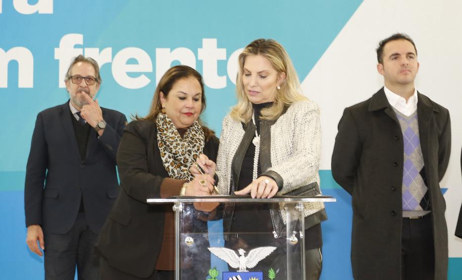 A governadora Cida Borghetti, assina convênios na área da saúde, com vários prefeitos. Presentes: secretário da Saúde, Antonio Carlos Nardi, de Meio Ambiênte, Antonio Carlos Bonetti, presidente do BRDE, Orlando Pessuti, os deputados, Pedro Lupion, Maria Victória, André Bueno, Artagão Junior, Douglas Fabrício, Élio Rusch, Nelson Justus, entre outros.Curitiba, 06-06-18.Foto: Arnaldo Alves / ANPr.