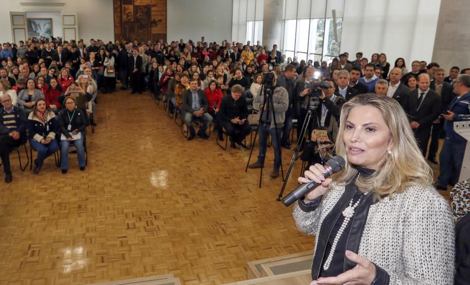 A governadora Cida Borghetti, assina convênios na área da saúde, com vários prefeitos. Presentes: secretário da Saúde, Antonio Carlos Nardi, de Meio Ambiênte, Antonio Carlos Bonetti, presidente do BRDE, Orlando Pessuti, os deputados, Pedro Lupion, Maria Victória, André Bueno, Artagão Junior, Douglas Fabrício, Élio Rusch, Nelson Justus, entre outros.Curitiba, 06-06-18.Foto: Arnaldo Alves / ANPr.