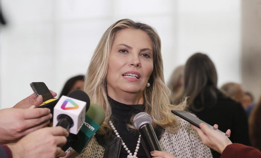 A governadora Cida Borghetti, assina convênios na área da saúde, com vários prefeitos. Presentes: secretário da Saúde, Antonio Carlos Nardi, de Meio Ambiênte, Antonio Carlos Bonetti, presidente do BRDE, Orlando Pessuti, os deputados, Pedro Lupion, Maria Victória, André Bueno, Artagão Junior, Douglas Fabrício, Élio Rusch, Nelson Justus, entre outros.Curitiba, 06-06-18.Foto: Arnaldo Alves / ANPr.