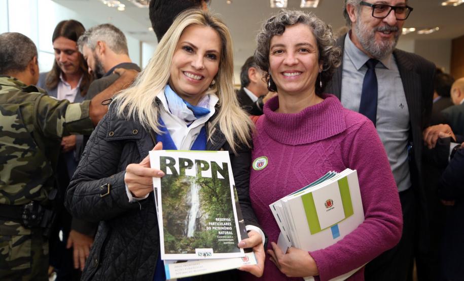 O Governo do Paraná vai recompensar os proprietários de imóveis urbanos ou rurais para que protejam as áreas naturais situadas em suas propriedades. A governadora Cida Borghetti lançou nesta quarta-feira (27) o projeto de Pagamento de Serviços Ambientais (PSA), que vai conceder incentivos econômicos para quem conservar estas áreas.Curitiba, 27/06/2018.Foto: José Fernando Ogura/ANPr