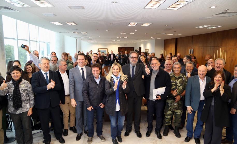 O Governo do Paraná vai recompensar os proprietários de imóveis urbanos ou rurais para que protejam as áreas naturais situadas em suas propriedades. A governadora Cida Borghetti lançou nesta quarta-feira (27) o projeto de Pagamento de Serviços Ambientais (PSA), que vai conceder incentivos econômicos para quem conservar estas áreas.Curitiba, 27/06/2018.Foto: José Fernando Ogura/ANPr