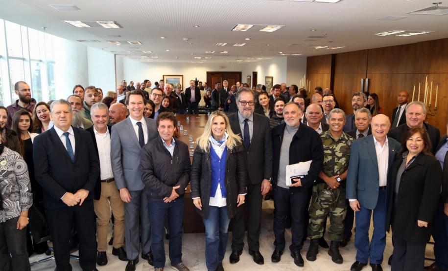 O Governo do Paraná vai recompensar os proprietários de imóveis urbanos ou rurais para que protejam as áreas naturais situadas em suas propriedades. A governadora Cida Borghetti lançou nesta quarta-feira (27) o projeto de Pagamento de Serviços Ambientais (PSA), que vai conceder incentivos econômicos para quem conservar estas áreas.Curitiba, 27/06/2018.Foto: José Fernando Ogura/ANPr