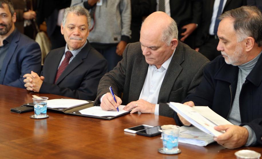 O Governo do Paraná vai recompensar os proprietários de imóveis urbanos ou rurais para que protejam as áreas naturais situadas em suas propriedades. A governadora Cida Borghetti lançou nesta quarta-feira (27) o projeto de Pagamento de Serviços Ambientais (PSA), que vai conceder incentivos econômicos para quem conservar estas áreas.Curitiba, 27/06/2018.Foto: José Fernando Ogura/ANPr