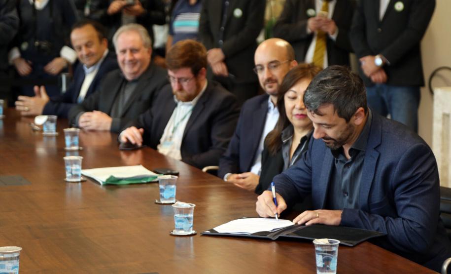 O Governo do Paraná vai recompensar os proprietários de imóveis urbanos ou rurais para que protejam as áreas naturais situadas em suas propriedades. A governadora Cida Borghetti lançou nesta quarta-feira (27) o projeto de Pagamento de Serviços Ambientais (PSA), que vai conceder incentivos econômicos para quem conservar estas áreas.Curitiba, 27/06/2018.Foto: José Fernando Ogura/ANPr