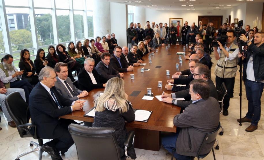 O Governo do Paraná vai recompensar os proprietários de imóveis urbanos ou rurais para que protejam as áreas naturais situadas em suas propriedades. A governadora Cida Borghetti lançou nesta quarta-feira (27) o projeto de Pagamento de Serviços Ambientais (PSA), que vai conceder incentivos econômicos para quem conservar estas áreas.Curitiba, 27/06/2018.Foto: José Fernando Ogura/ANPr