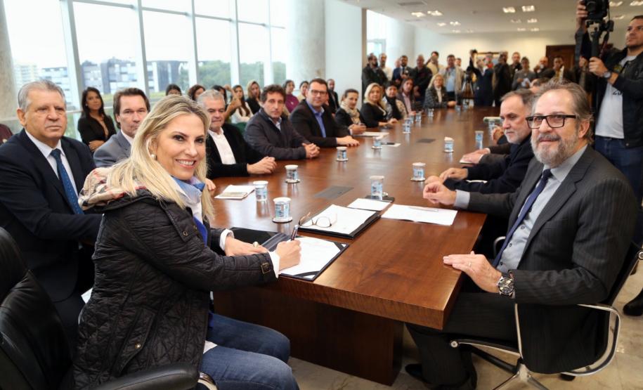 O Governo do Paraná vai recompensar os proprietários de imóveis urbanos ou rurais para que protejam as áreas naturais situadas em suas propriedades. A governadora Cida Borghetti lançou nesta quarta-feira (27) o projeto de Pagamento de Serviços Ambientais (PSA), que vai conceder incentivos econômicos para quem conservar estas áreas.Curitiba, 27/06/2018.Foto: José Fernando Ogura/ANPr