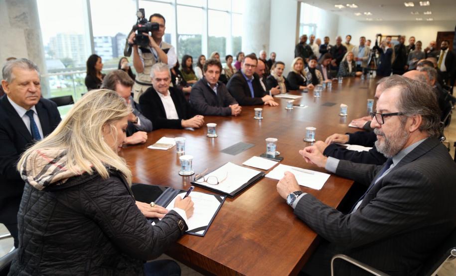 O Governo do Paraná vai recompensar os proprietários de imóveis urbanos ou rurais para que protejam as áreas naturais situadas em suas propriedades. A governadora Cida Borghetti lançou nesta quarta-feira (27) o projeto de Pagamento de Serviços Ambientais (PSA), que vai conceder incentivos econômicos para quem conservar estas áreas.Curitiba, 27/06/2018.Foto: José Fernando Ogura/ANPr