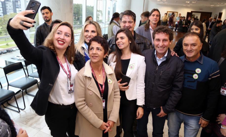 O Governo do Paraná vai recompensar os proprietários de imóveis urbanos ou rurais para que protejam as áreas naturais situadas em suas propriedades. A governadora Cida Borghetti lançou nesta quarta-feira (27) o projeto de Pagamento de Serviços Ambientais (PSA), que vai conceder incentivos econômicos para quem conservar estas áreas.Curitiba, 27/06/2018.Foto: José Fernando Ogura/ANPr