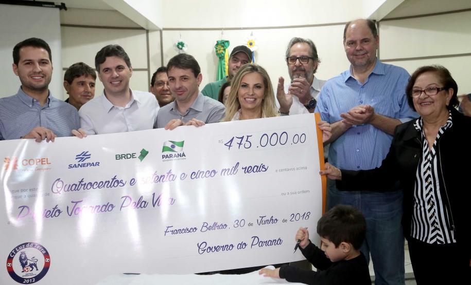 Em solenidade na Câmara Municipal de Francisco Beltrão, neste sábado (30), a governadora Cida Borghetti anunciou R$ 87 milhões para obras de infraestrutura a ações na região Sudoeste. Dos recursos, R$ 76,6 milhões fazem parte do Programa Estadual de Recuperação e Conservação de Estradas, que tem R$ 1,5 bilhão para melhorias na malha rodoviária estadual.-. Francisco Beltrão,30/06/2018 Foto:Jaelson Lucas / ANPr