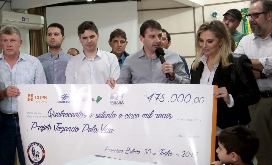 Em solenidade na Câmara Municipal de Francisco Beltrão, neste sábado (30), a governadora Cida Borghetti anunciou R$ 87 milhões para obras de infraestrutura a ações na região Sudoeste. Dos recursos, R$ 76,6 milhões fazem parte do Programa Estadual de Recuperação e Conservação de Estradas, que tem R$ 1,5 bilhão para melhorias na malha rodoviária estadual.-. Francisco Beltrão,30/06/2018 Foto:Jaelson Lucas / ANPr