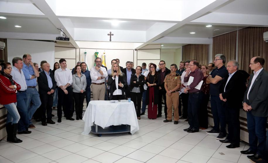 Em solenidade na Câmara Municipal de Francisco Beltrão, neste sábado (30), a governadora Cida Borghetti anunciou R$ 87 milhões para obras de infraestrutura a ações na região Sudoeste. Dos recursos, R$ 76,6 milhões fazem parte do Programa Estadual de Recuperação e Conservação de Estradas, que tem R$ 1,5 bilhão para melhorias na malha rodoviária estadual.-. Francisco Beltrão,30/06/2018 Foto:Jaelson Lucas / ANPr