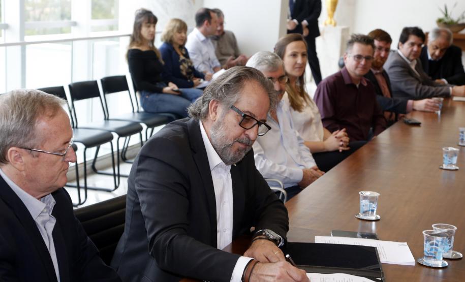 Governadora Cida Borghetti assina o decreto que regulamenta a lei estadual 18.295, de 2014. A medida dispõe sobre formas, prazos e procedimentos para a regularização ambiental de propriedades rurais, e atende dispositivos da lei federal 12.651, que estabeleceu o Novo Código Florestal brasileiro.  -   Curitiba, 29/10/2018   -  Foto: Jonas Oliveira/Governadoria