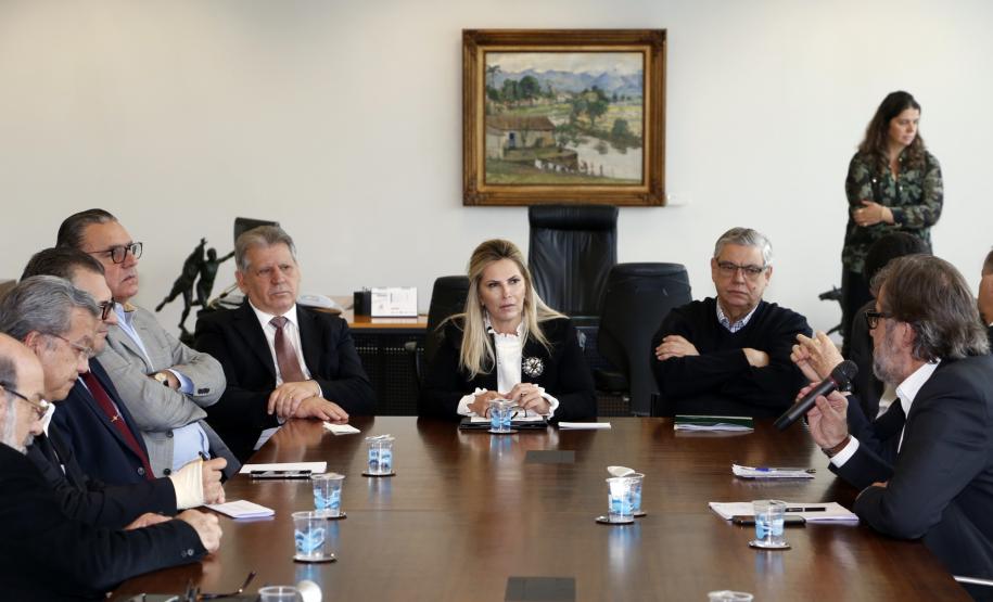 Governadora Cida Borghetti assina o decreto que regulamenta a lei estadual 18.295, de 2014. A medida dispõe sobre formas, prazos e procedimentos para a regularização ambiental de propriedades rurais, e atende dispositivos da lei federal 12.651, que estabeleceu o Novo Código Florestal brasileiro.  -   Curitiba, 29/10/2018   -  Foto: Jonas Oliveira/Governadoria