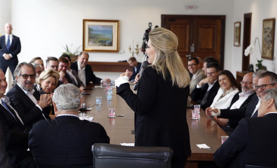 Governadora Cida Borghetti assina o decreto que regulamenta a lei estadual 18.295, de 2014. A medida dispõe sobre formas, prazos e procedimentos para a regularização ambiental de propriedades rurais, e atende dispositivos da lei federal 12.651, que estabeleceu o Novo Código Florestal brasileiro.  -   Curitiba, 29/10/2018   -  Foto: Jonas Oliveira/Governadoria