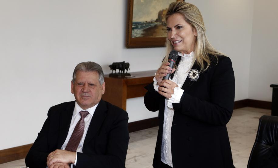 Governadora Cida Borghetti assina o decreto que regulamenta a lei estadual 18.295, de 2014. A medida dispõe sobre formas, prazos e procedimentos para a regularização ambiental de propriedades rurais, e atende dispositivos da lei federal 12.651, que estabeleceu o Novo Código Florestal brasileiro.  -   Curitiba, 29/10/2018   -  Foto: Jonas Oliveira/Governadoria