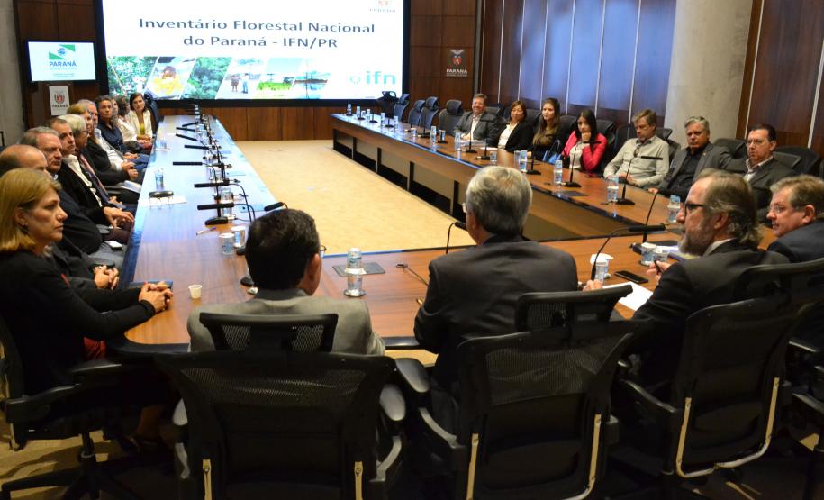 Foi lançada na manhã desta segunda-feira (19) a publicação com os resultados do Inventário Florestal Nacional no Paraná, em cerimônia realizada no Palácio Iguaçu