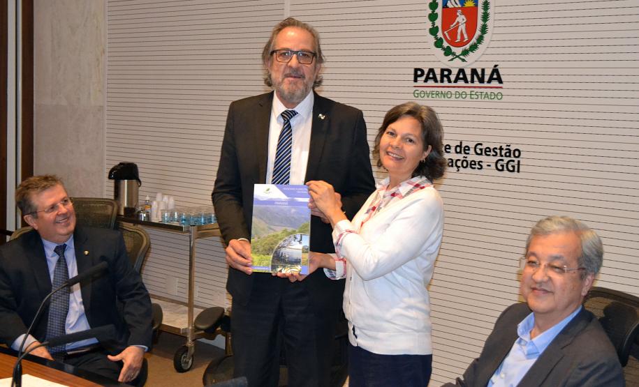Foi lançada na manhã desta segunda-feira (19) a publicação com os resultados do Inventário Florestal Nacional no Paraná, em cerimônia realizada no Palácio Iguaçu