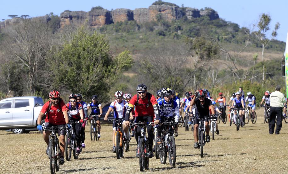 ESCOLA DE DANÇA TEATRO GUAÍRA APRESENTA-SE EM VILA VELHA. Apresentação do espetáculo Olimpo, montado no fim do ano passado pela Escola de Dança Teatro Guaíra, em Vila Velha, durante a passagem da tocha olímpica. Ponta Grossa, 10-07-16.Foto: Arnaldo Alves / ANPr.