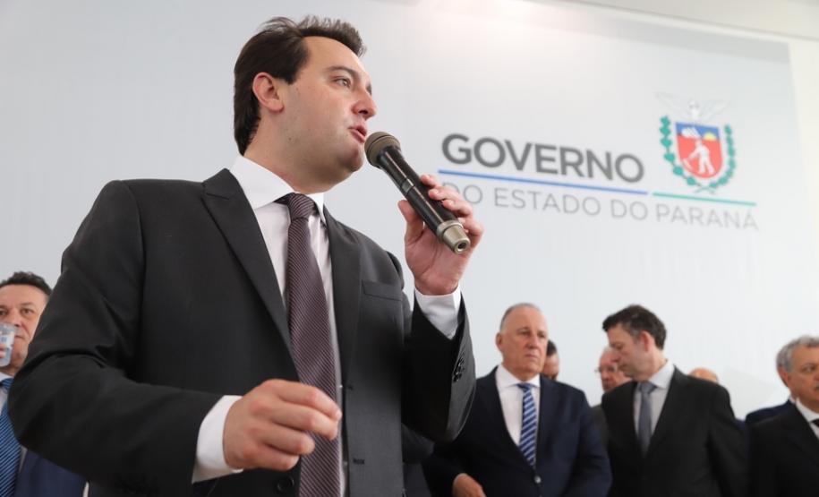 O governador Carlos Massa Ratinho Junior afirmou nesta terça-feira (12) que o Governo do Estado vai agilizar os processos de licenciamento ambiental para aliar a sustentabilidade com o desenvolvimento econômico do Estado. Ele deu posse, em cerimônia no Palácio Iguaçu, ao secretário de Estado do Desenvolvimento Sustentável e Turismo, Marcio Nunes, e aos presidentes das autarquias vinculadas à pasta.  _  Curitiba, 12/02/2019  -  Foto: José Fernando Ogura/ANPr