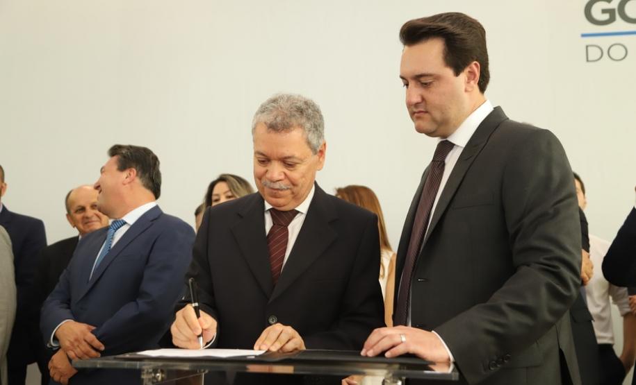 O governador Carlos Massa Ratinho Junior afirmou nesta terça-feira (12) que o Governo do Estado vai agilizar os processos de licenciamento ambiental para aliar a sustentabilidade com o desenvolvimento econômico do Estado. Ele deu posse, em cerimônia no Palácio Iguaçu, ao secretário de Estado do Desenvolvimento Sustentável e Turismo, Marcio Nunes, e aos presidentes das autarquias vinculadas à pasta.  _  Curitiba, 12/02/2019  -  Foto: José Fernando Ogura/ANPr