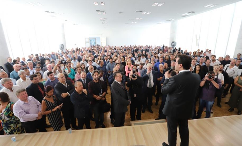 O governador Carlos Massa Ratinho Junior afirmou nesta terça-feira (12) que o Governo do Estado vai agilizar os processos de licenciamento ambiental para aliar a sustentabilidade com o desenvolvimento econômico do Estado. Ele deu posse, em cerimônia no Palácio Iguaçu, ao secretário de Estado do Desenvolvimento Sustentável e Turismo, Marcio Nunes, e aos presidentes das autarquias vinculadas à pasta.  _  Curitiba, 12/02/2019  -  Foto: José Fernando Ogura/ANPr