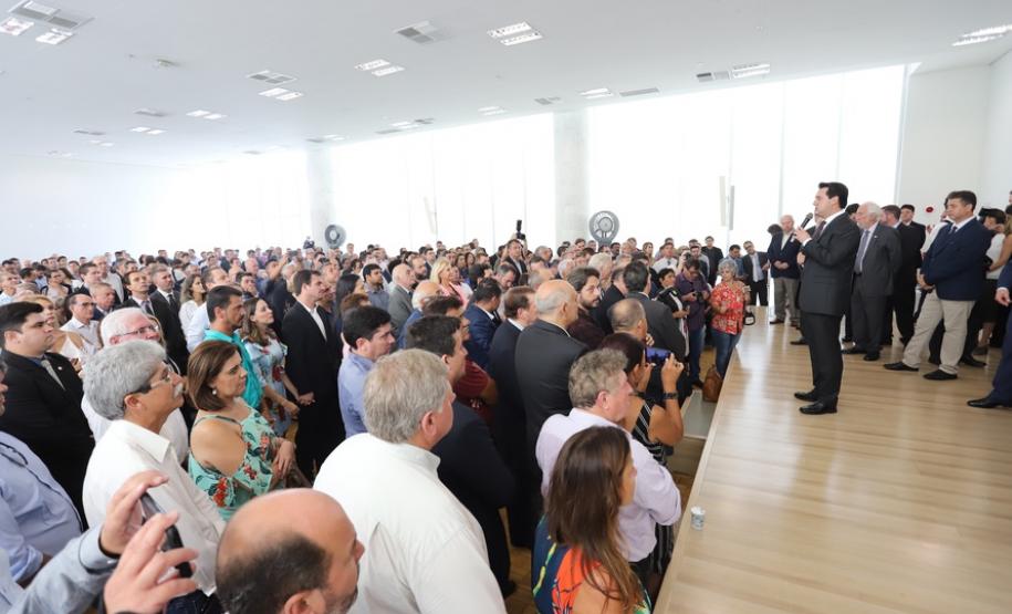 O governador Carlos Massa Ratinho Junior afirmou nesta terça-feira (12) que o Governo do Estado vai agilizar os processos de licenciamento ambiental para aliar a sustentabilidade com o desenvolvimento econômico do Estado. Ele deu posse, em cerimônia no Palácio Iguaçu, ao secretário de Estado do Desenvolvimento Sustentável e Turismo, Marcio Nunes, e aos presidentes das autarquias vinculadas à pasta.  _  Curitiba, 12/02/2019  -  Foto: José Fernando Ogura/ANPr