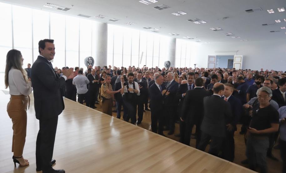 O governador Carlos Massa Ratinho Junior afirmou nesta terça-feira (12) que o Governo do Estado vai agilizar os processos de licenciamento ambiental para aliar a sustentabilidade com o desenvolvimento econômico do Estado. Ele deu posse, em cerimônia no Palácio Iguaçu, ao secretário de Estado do Desenvolvimento Sustentável e Turismo, Marcio Nunes, e aos presidentes das autarquias vinculadas à pasta.  _  Curitiba, 12/02/2019  -  Foto: José Fernando Ogura/ANPr