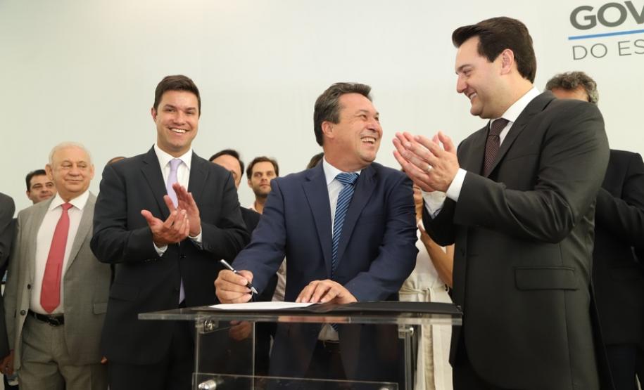 O governador Carlos Massa Ratinho Junior afirmou nesta terça-feira (12) que o Governo do Estado vai agilizar os processos de licenciamento ambiental para aliar a sustentabilidade com o desenvolvimento econômico do Estado. Ele deu posse, em cerimônia no Palácio Iguaçu, ao secretário de Estado do Desenvolvimento Sustentável e Turismo, Marcio Nunes, e aos presidentes das autarquias vinculadas à pasta.  _  Curitiba, 12/02/2019  -  Foto: José Fernando Ogura/ANPr